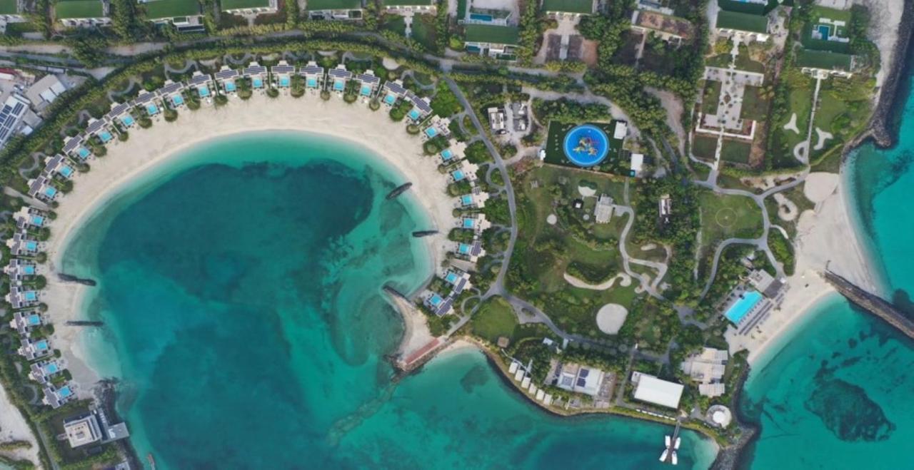 ヌライ アイランド リゾート アブダビ エクステリア 写真 Aerial view of the Atlantis Paradise Island resort, with the location of the Atlantis Water Park highlighted in blue