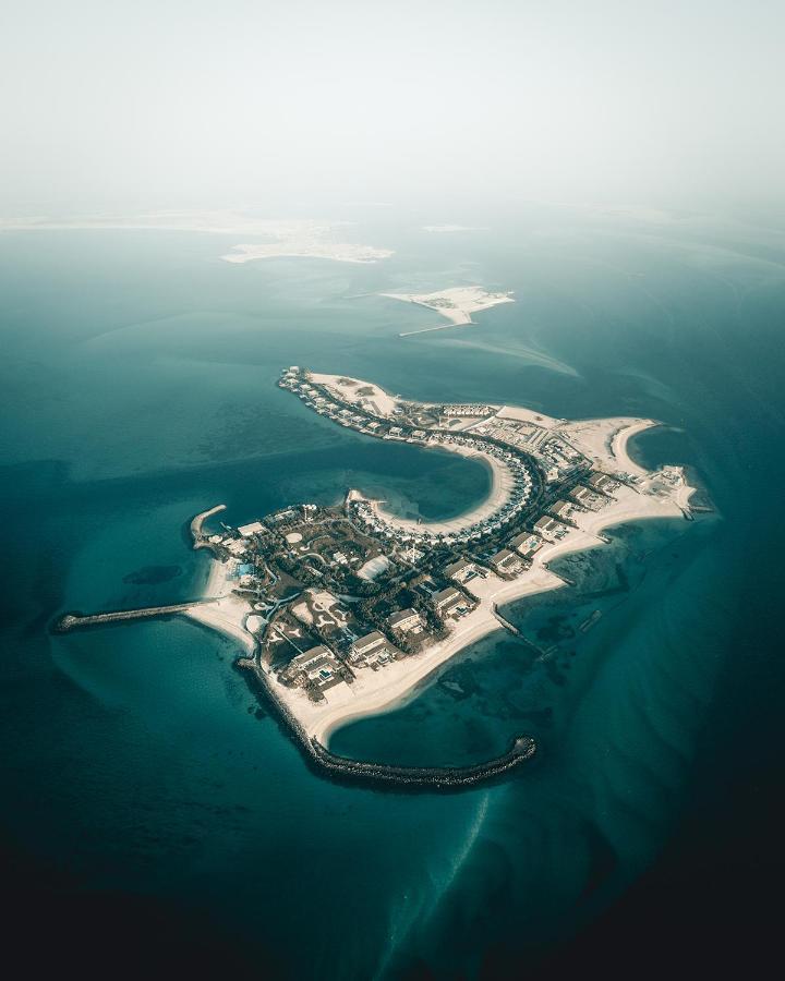 ヌライ アイランド リゾート アブダビ エクステリア 写真 Aerial view of the island