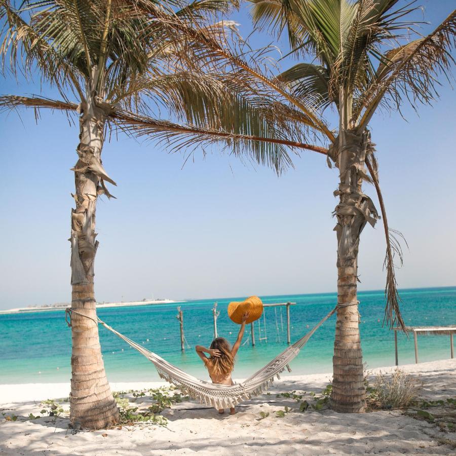 ヌライ アイランド リゾート アブダビ エクステリア 写真 Hammock on the beach