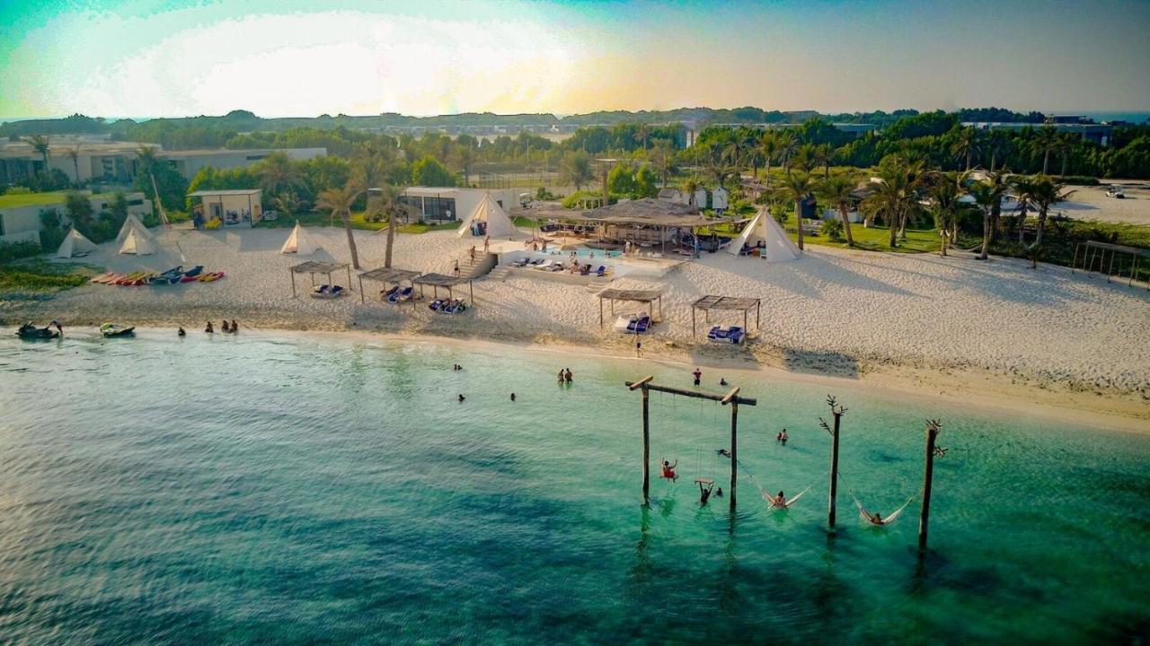 ヌライ アイランド リゾート アブダビ エクステリア 写真 Aerial view of the beach at the resort